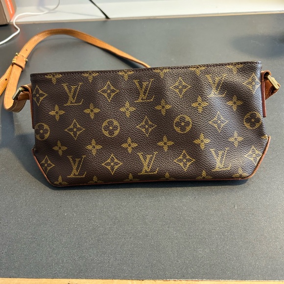 Louis Vuitton Handbags - Authentic Louis Vuitton Classic Monogram trotteur crossbody Shoulder Bag